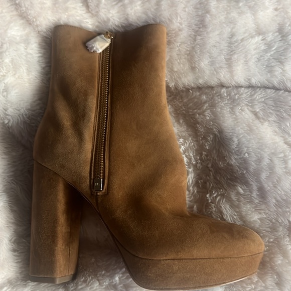 Michael Kors, shoes color tan, new never used, leather, very elegant, Size 5. - Picture 2 of 4